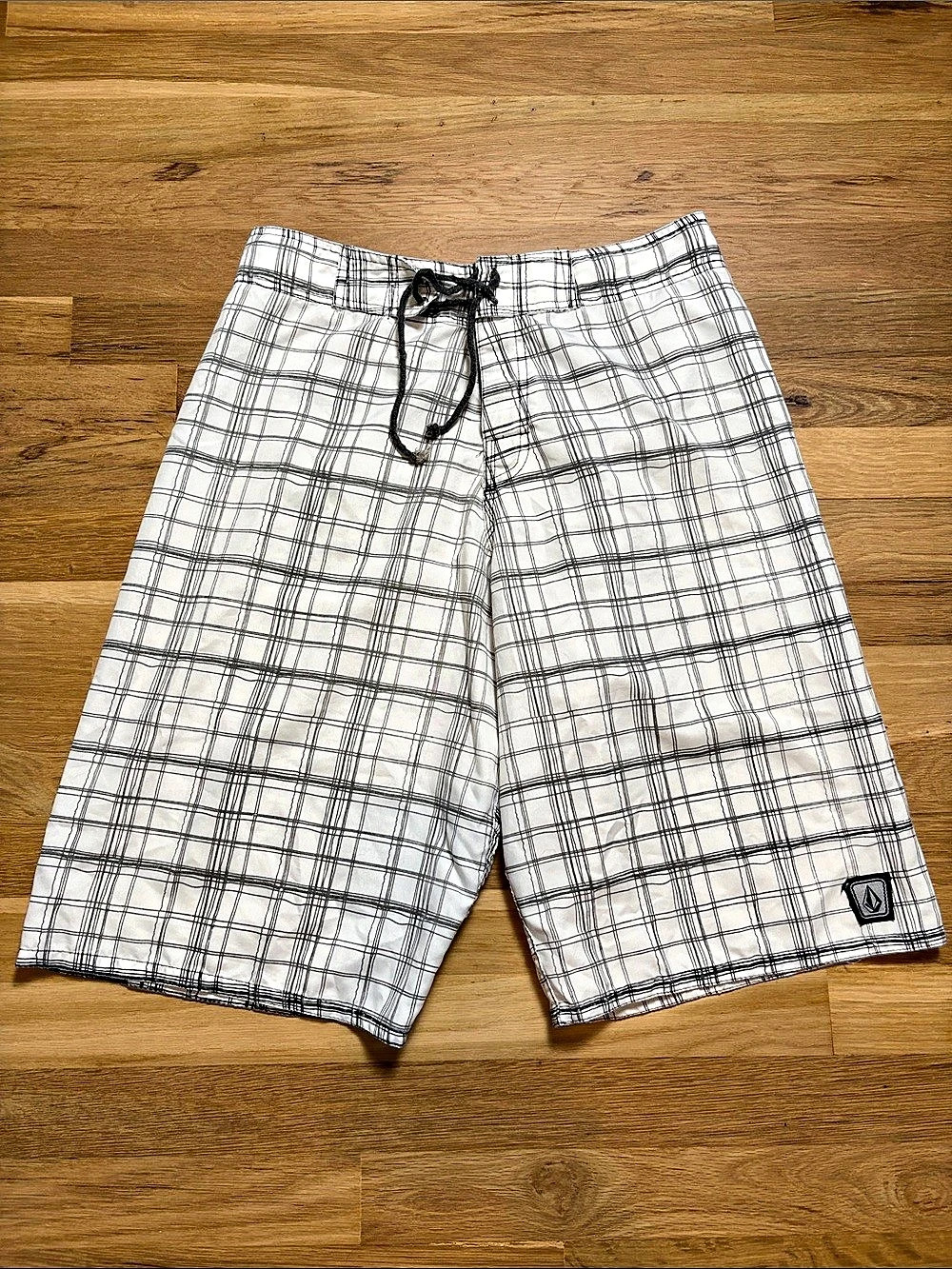 Y2K Volcom Plaid Board Shorts in White & Black Men’s Size 30